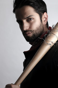 Bel homme tenant une batte de Baseball 