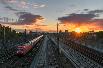 Sonnenuntergang auf Gleisen