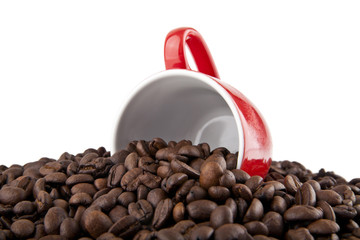 grains of coffee and red cup