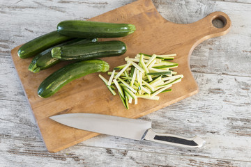 zucchine tagliate a julienne