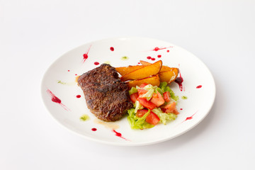 Говяжий стейк с картофелем и свежими овощами