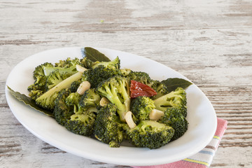 piatto ovale con broccoli cotti