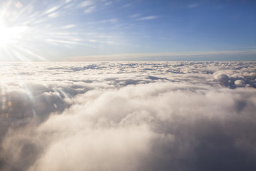 Fototapeta na wymiar vue du ciel et des nuages d'un avion