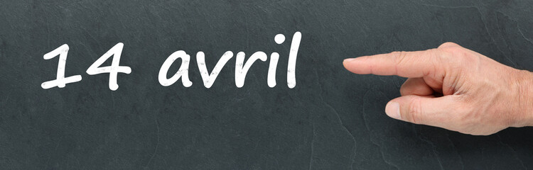 Obraz premium 14 avril à la craie et montrer du doigt sur ardoise
