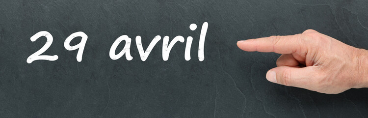 Obraz premium 29 avril à la craie et montrer du doigt sur ardoise
