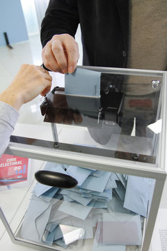 ELECTIONS, BUREAU DE VOTE, URNE