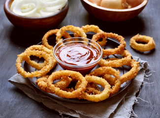 Crunchy fried onion rings and sauce