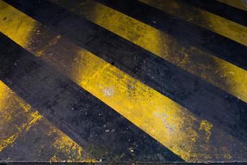 zebra hachure entrée sortie zone réservée jaune garage emplacement place peinture sol béton quai signalétique matière