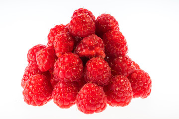 Frische rote Himbeeren zu einer Pyramide aufgetürmt