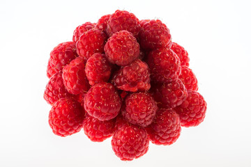Himbeeren als Pyramide vor weißem Hintergrund