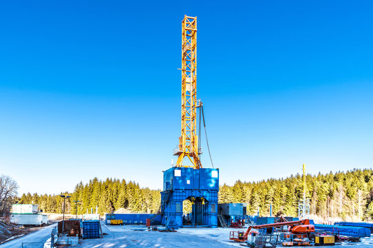 Geothermie-Anlage unter blauem Himmel am gr&uuml;nen Waldesrand