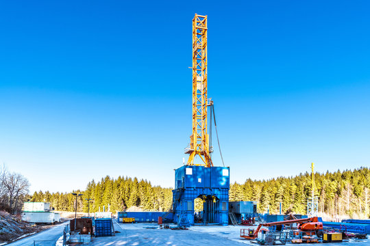 Fracking-Anlage erhebt sich &uuml;ber eine Waldlichtung
