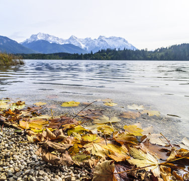 Herbststimmung an einem Alpensee