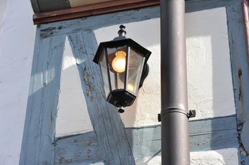 Moderne Straßenlampe vor Gebäude