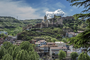 Obraz premium Georgia, Tbilisi. View on Avlabari district , houses on a cliff , leaving the water in the Kura River .