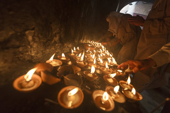 Vrindavan, Uttar Pradesh, India, Asia. Candles and devotes in Banke Bihari temple.