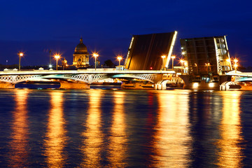 Fototapeta na wymiar Night view of St. Petersburg. Russia.The raising of the bridges.