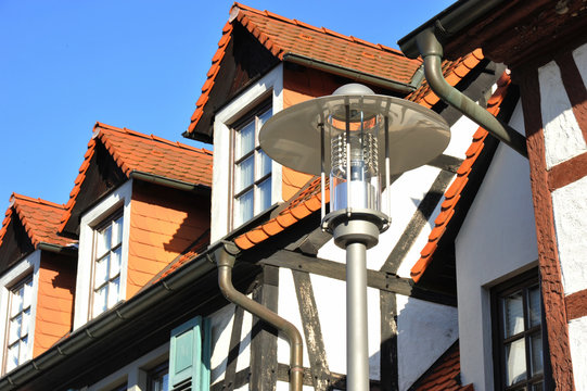 Moderne Straßenlampe vor Gebäude