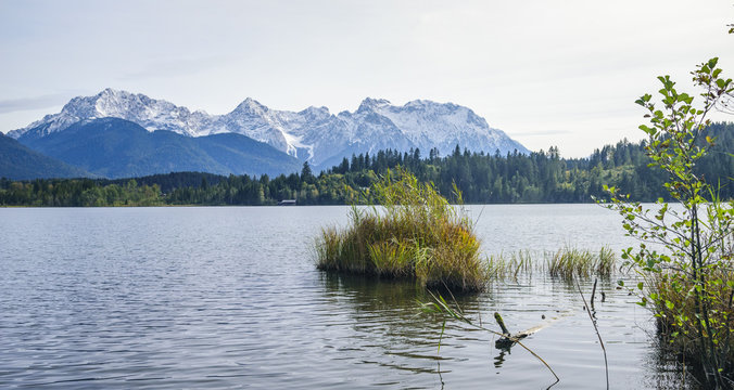 Ufer-Landschaft mit Blick auf die Karwendel-Gruppe
