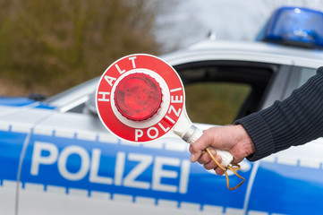 Polizeikontrolle - Polizist mit Polizeikelle