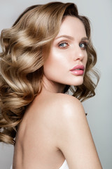 Naklejka premium Beauty portrait of model with natural make-up. Fashion shiny highlighter on skin, sexy gloss lips make-up