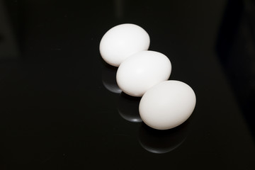 Eier mit Spiegelung auf schwarzem Hintergrund