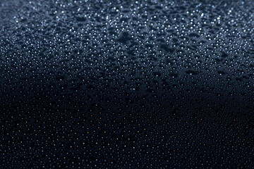 Wassertropfen auf Scheibe 