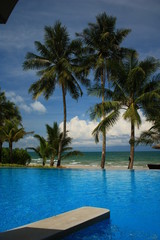 Fototapeta na wymiar Palmen, Pool und Meer im Urlaub