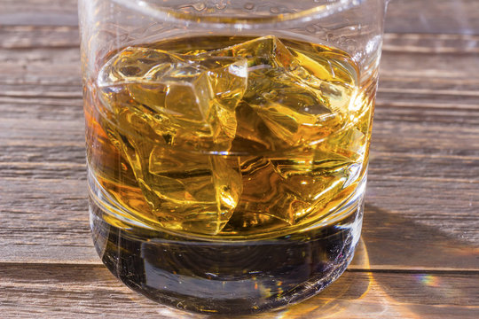 Whisky mit Eisw&uuml;rfel