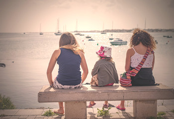 famille regardant la mer