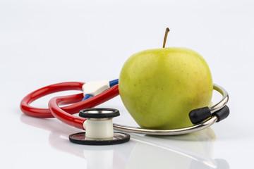 Apfel und Stethoskop
