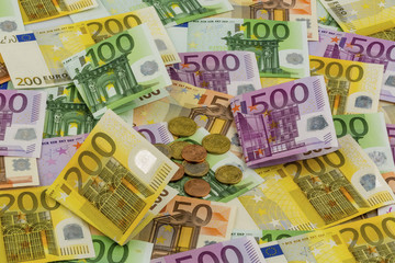 Viele verschiedene Euro-Geldscheine