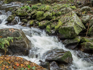Bach mit fließendem Wasser