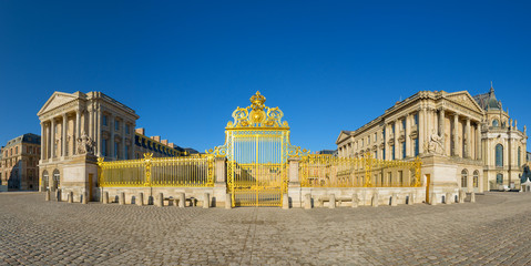 Fototapeta na wymiar Versailles palace golden entrance,symbol of king louis XIV power, France.Panoramic view.