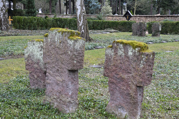 bemooste sandsteinkreuze auf dem friedhof in bad-kreuznach