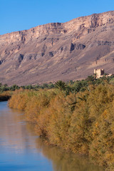 village au bord d'une rivière au milieu des montagnes arides au Maroc