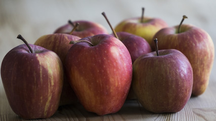 Rote Äpfel auf dem Tisch