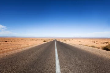  route droite au milieu d'un désert de sable  © plprod
