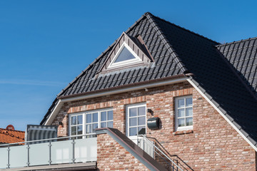 Ansicht eines Hauses mit Fenstern