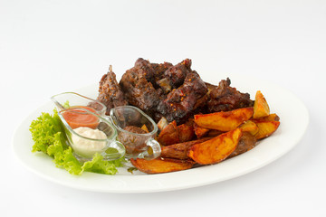 Свиные ребра приготовленные на гриле с печенным картофелем.