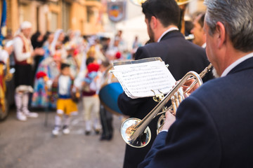 Trompetista tocando con su banda en un desfile fallero en Valencia. - obrazy, fototapety, plakaty