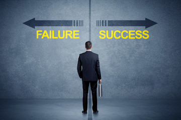 Obraz premium Businessman standing in front of success and failure arrow concept
