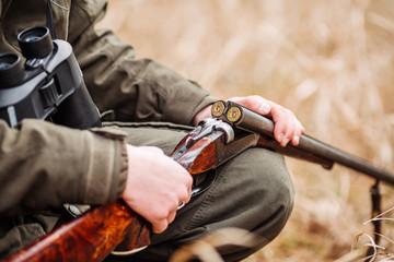 Jäger laden Gewehr in einem Winterwald. Bushcraft-, Jagd- und People-Konzept
