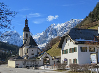 Fototapeta na wymiar Kirche in Ramsau mit Blick auf die Alpen