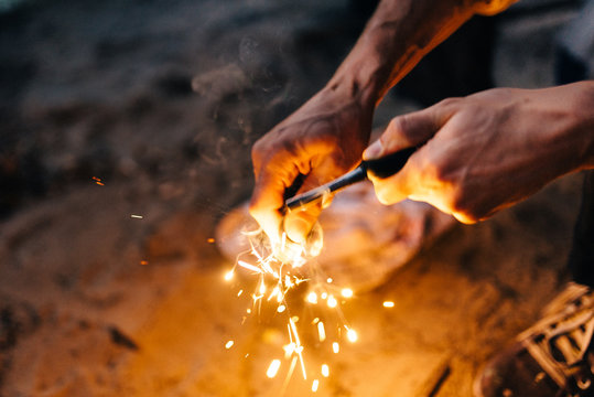 Mit dem Feuerstein Feuer machen