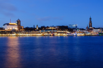 Fototapeta na wymiar Panorama Hotel Hafen Hamburg bis zum Michel