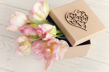 Obraz na płótnie Canvas Fresh pink tulip flowers in gift kraft box