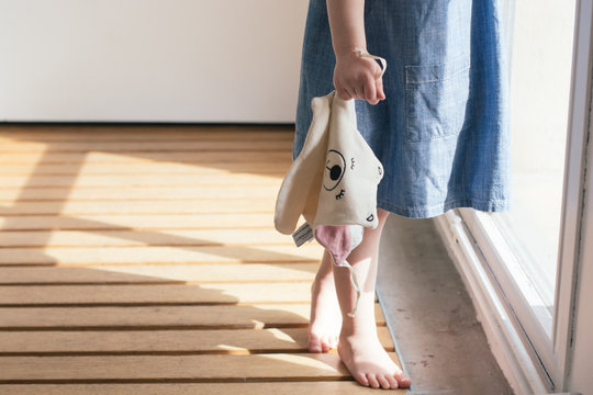 petite fille avec son doudou 