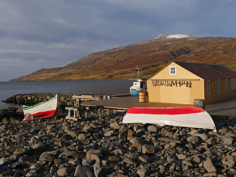 Der K&uuml;stenort Grenivik im Norden von Island