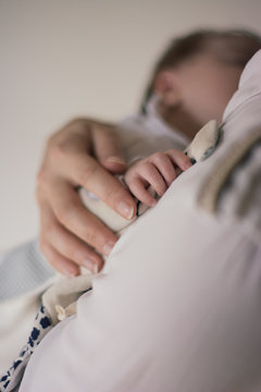 mains maman b&eacute;b&eacute; nouveau n&eacute; dans les bras